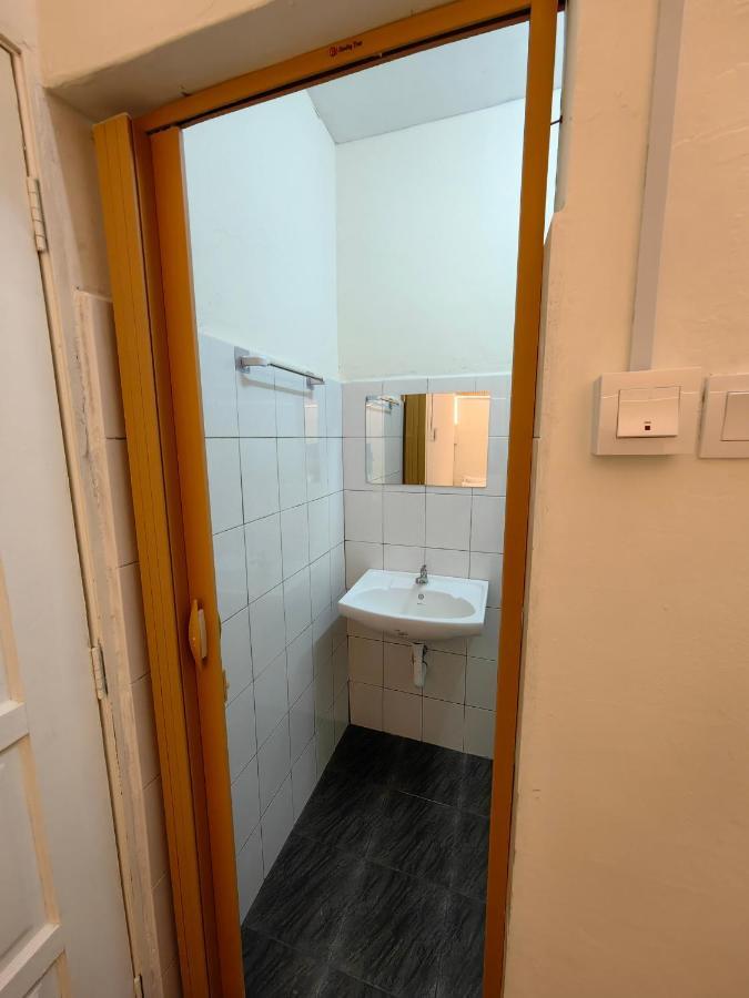 Ww Hostel 22A Private Shower George Town Esterno foto